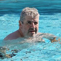 Thomas drehte lieber eine Runde im Hotel Pool 🩳.