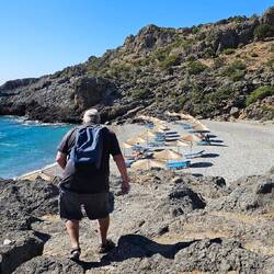 Thomas rennt seiner vom Wind weggewehten Lieblingskappe hinterher 🤣.