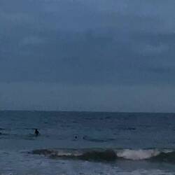 Surfer geniessen den Abend