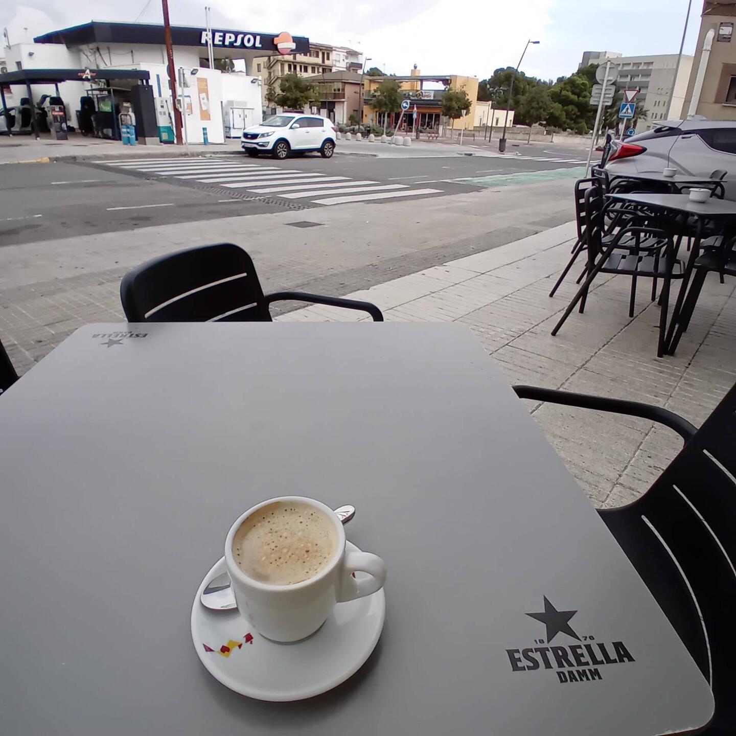 Warten beim Friseur nebenan.