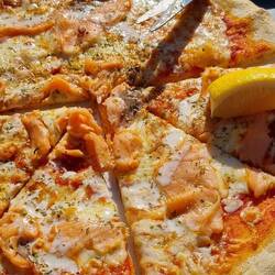Pizza, mit Schere geschnitten