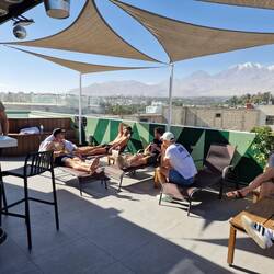 Dach-Terasse vom Hostel mit Bar und Hot-Tub