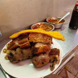 5€ Portion Chicharrón, Kartoffeln, Mais und Kochbanane