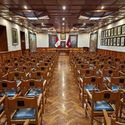 Ins Rathaus durch diesen Saal auf den Balkon geschlichen...