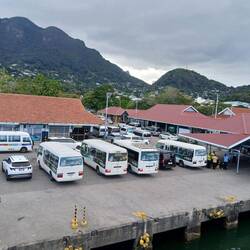 Ankunft in Mahè und die Taxen warten schon.