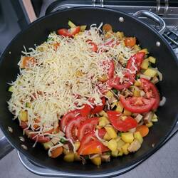 ...überbacken mit Tomaten und Käse.