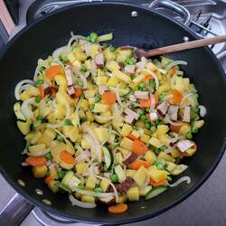 Abends gibt es Kartoffelpfanne mit Räuchertofu....