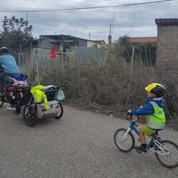 Qu'est-ce qui se cache entre la charrette et le vélo de Colin?