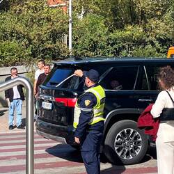 Zusätzlich zur Ampel im Feierabendverkehr: Verkehrspolizisten. Besser nicht überfahren 🤪