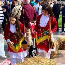 Jetzt kommen die kleinen Mädels mit ihren Musikinstrumenten 🥰