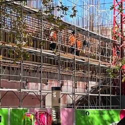 Die drei Herren arbeiten fleißig an der Armierung für das nächste einzigartige Hochhaus