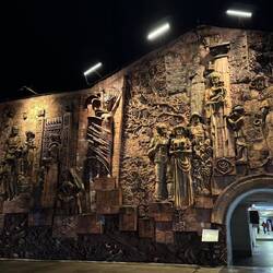 Kolkheti-Relief am Eingang des Grünen Basars [Central Market]