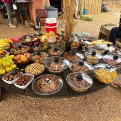 A "donativo" (donation) rest and snack stop about 6 km before Astorga.