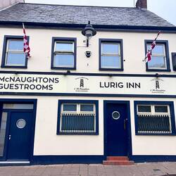 Rechte Türe: Eingang Pub. Linke Türe: Eingang Guesthouse