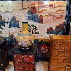 Chinese are known for their lacquer & silk works. That big screen back there: ¥68,800 (~US$9,700).