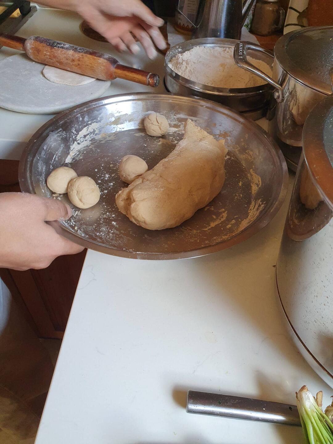 Roti backen bei Yashs Tante Bua