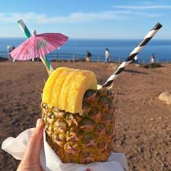 Una piñita colada para terminar la jornada de playa.