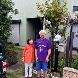 Goodbye photo in front of the Inaokas house