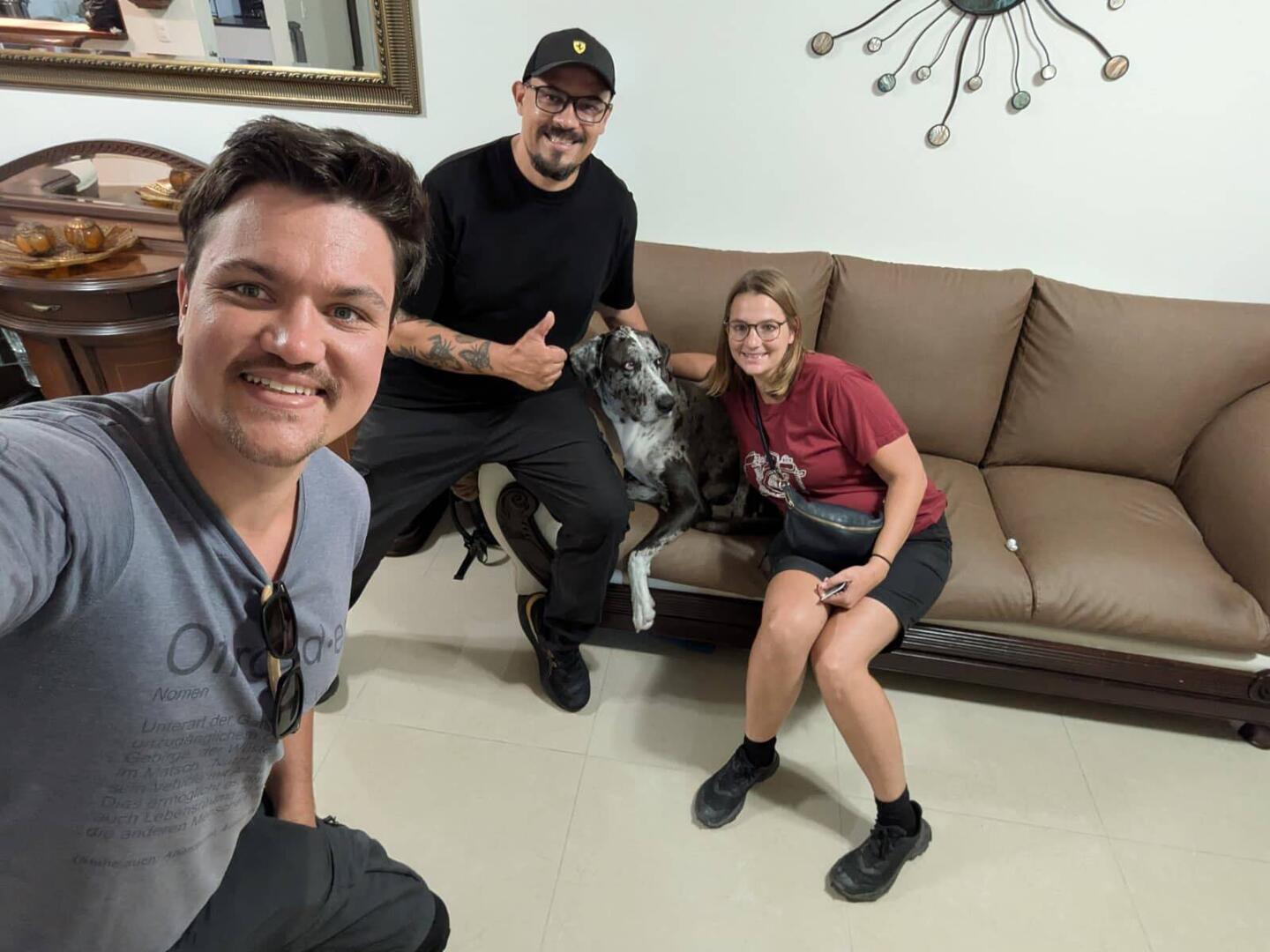 Alejandro mit der riesigen Dogge Cleo.