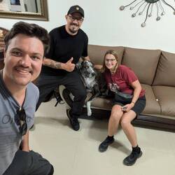 Alejandro mit der riesigen Dogge Cleo.