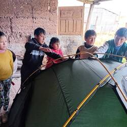 Arrived at Uchumarca (3943m). The village kids welcome us and help with the tent!