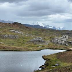 Between showers we can see the snowy chain of Santa Rosa (5706m)