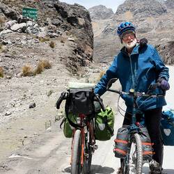 Read that sign (too tired to climb up to it). 4737m