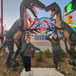 Hab die anderen überredet nochmal zu den Dinos zu gehen.