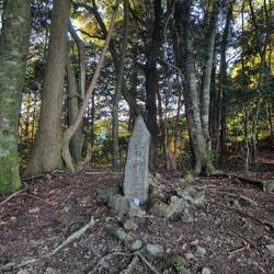 Zeltplatz (hinter dem Stein)