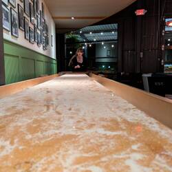 Shufflequeen (ShuffleBoard spielend @ a bar)