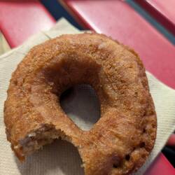 Apfeldonut. Ich hab's ge-tried. Mir gings nit gut