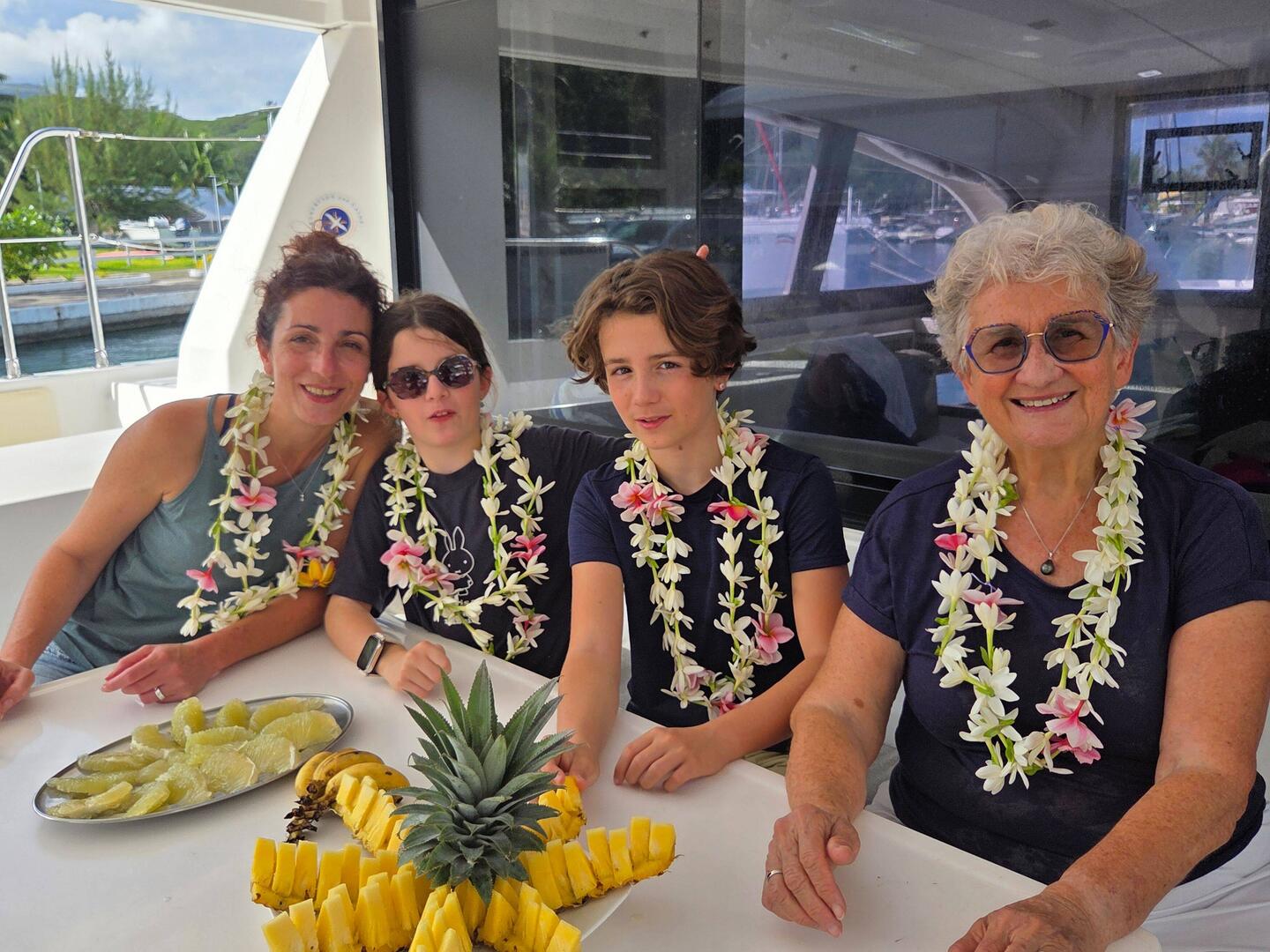 Accueil traditionnel, avec le collier de Tiare et les fruits