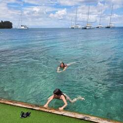 Un petit bain à la marina pour se remettre du voyage