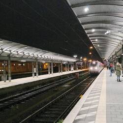 Der ICE fährt pünktlich ein