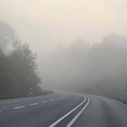 Im Nebel über die Autobahn