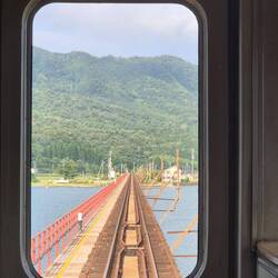 Fahrt über alte Eisenbahnbrücke