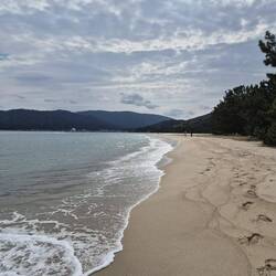 Und schönem Sandstrand daneben