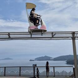 mit lustigem Fahrgeschäft