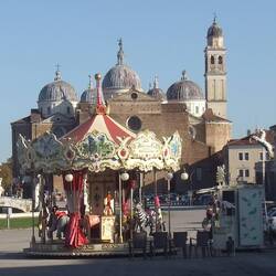 Hier will ein Karussell beim Türmewettbewerb mitspielen