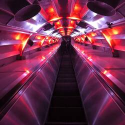 Lichtspektakel auf der Rolltreppe