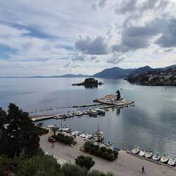 Blick von der Restaurantterrasse auf das Kloster und die Mäuseinsel