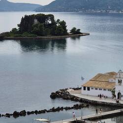 Mäuseinsel im Hintergrund, Kloster Vordergrund