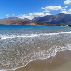 Wenige Wellen und Sandstrand