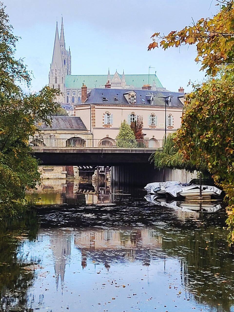 Die Kathedrale erhebt sich über der Stadt.