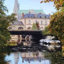 Die Kathedrale erhebt sich über der Stadt.