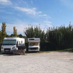 Mein Stellplatz. In der Ecke haben mich die Zigeuner umzingelt 🫣