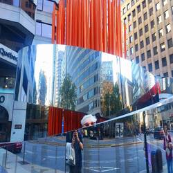 Skulptur der olympischen Fackel von 1976 - kanadischen Olympiagewinner darauf verewigt