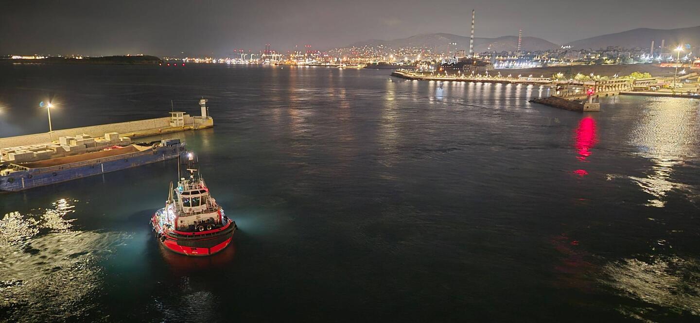 Der PILOT empfängt uns 5 Uhr im.Hafen von Piräus