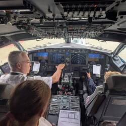 Der Flug startet direkt geht besonders. Beide Kinder dürfen im Cockpit sitzen