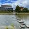 Stepping stones in de Kamo. Achtergrond links is Ritz hotel